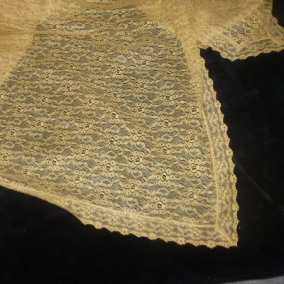 Holiday-Ready Golden Lace Rectangular Tablecloth ✨ Vintage - Picture 9 of 11